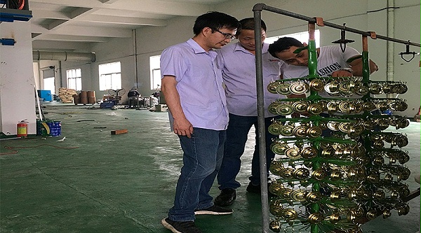 比格莱工程师检查彭先生使用酸性镀锌添加剂Zn-198后的工件镀层情况