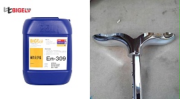 使用塑料化学镀镍液时，为什么工件会出现变形？