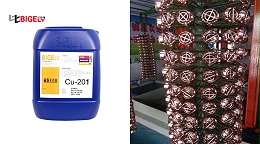 使用碱性镀铜光亮剂时，为什么挂具的上面一排工件顶部起泡？
