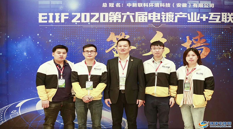 在签名墙面前，比格莱团队每个人都是昂首挺胸，精神抖擞