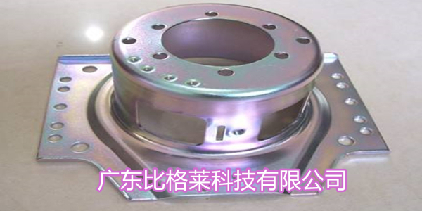 在使用碱性锌镍合金添加剂时，工件在挂钩处发黑的原因
