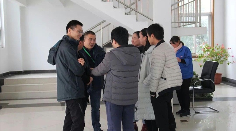 团队小伙伴和其他学员一起交流学习
