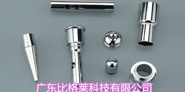 使用镀铬添加剂的过程中，使用阳极板的特殊性